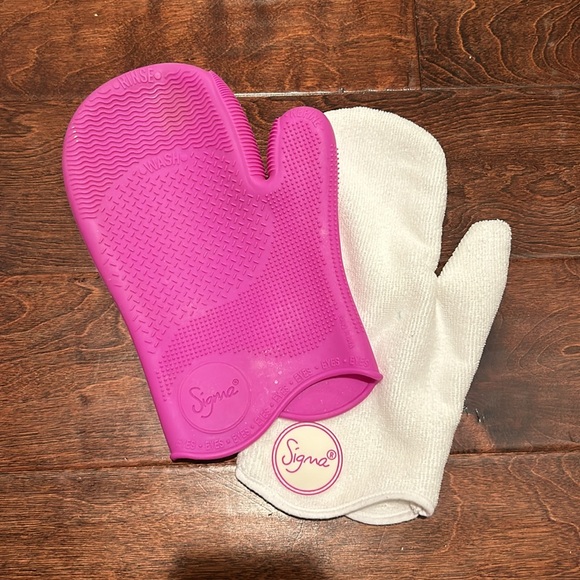 Sigma Makeup Brush Cleaner Glove - Picture 3 of 12